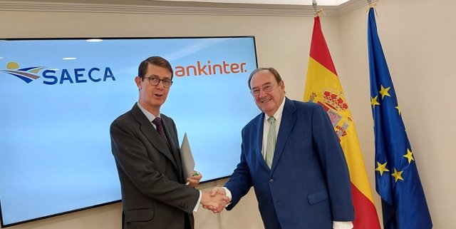 Jacobo Cañellas, subdirector general de Bankinter, y Pablo Pombo, presidente de SAECA, firman un acuerdo para financiar a empresas agroalimentarias, agropecuarias, forestales y pesqueras. En Madrid, a 24 de octubre de 2022.