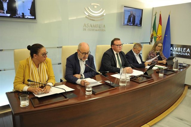 El secretario general de Presupuestos y Financiación, Isidoro Novas, en la Comisión de Hacienda de la Asamblea de Extremadura