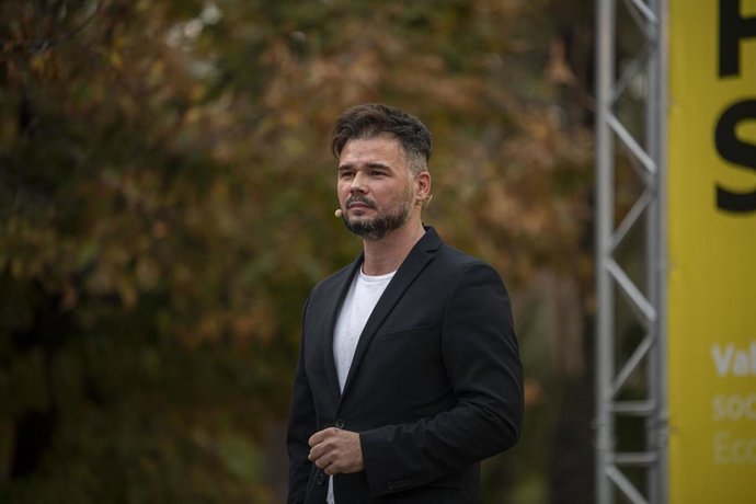 El portavoz del Grupo Parlamentario de Esquerra Republicana de Catalunya (ERC) en el Congreso de los Diputados, Gabriel Rufián, interviene durante la presentación de Rufián como alcaldable de Santa Coloma de Gramenet, en el Parque Europa, a 23 de octubr