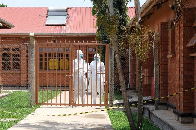 Personal sanitario con trajes protectores frente al ébola en un hospital de Entebbe, Uganda