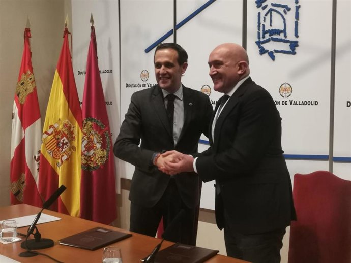 El consejero de la Presidencia, Jesús Julio Carnero (d), y el presidente de la Diputación de Valladolid, Conrado Íscar, tras la firma del convenio del Gondo de Cohesión Territorial.