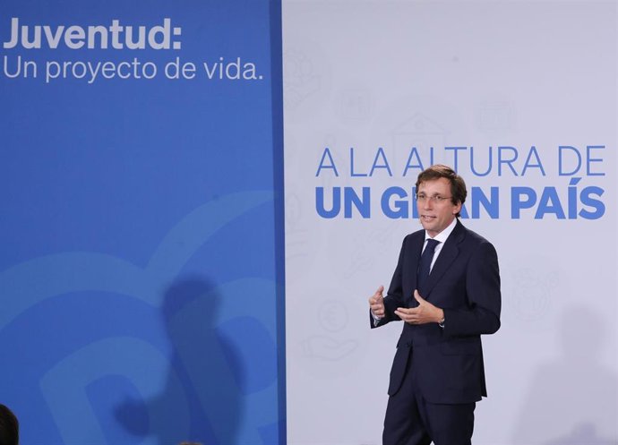 El alcalde de Madrid, José Luis Martínez-Almeida, interviene durante la segunda convención sectorial del Partido Popular (PP), a 24 de octubre de 2022, en Madrid (España). El PP quiere que esta convención sirva para tratar asuntos como la inserción labo