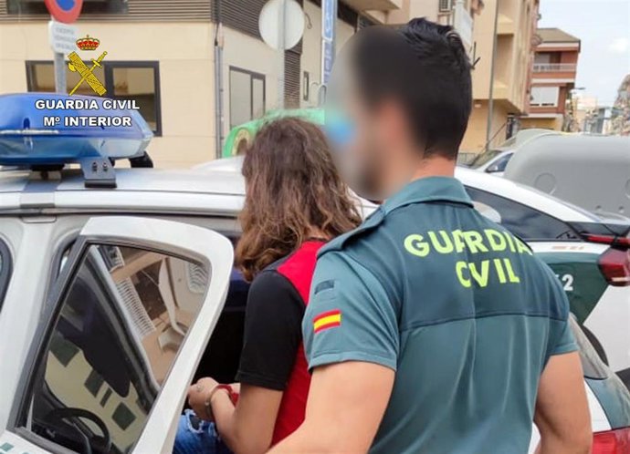 Imagen del detenido, custodiado por la Guardia Civil