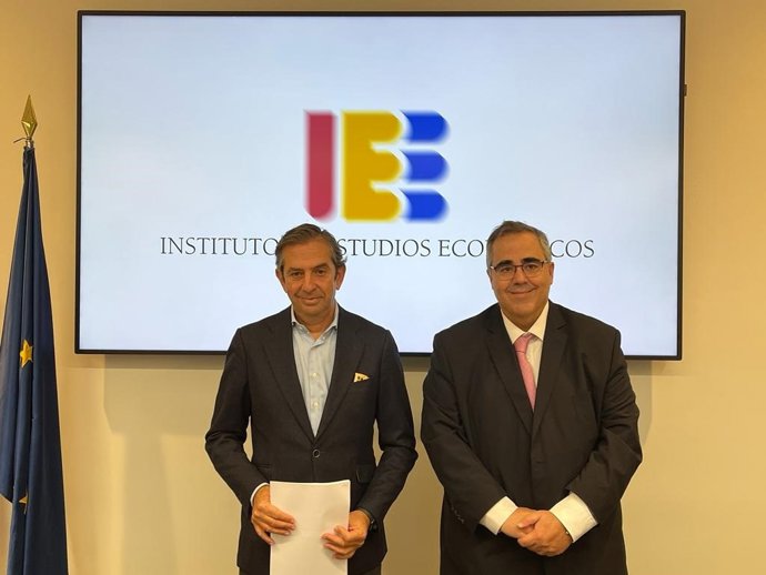 El director general del IEE, Gregorio Izquierdo y el presidente del organismo, Íñigo Fernández de Mesa durante la presentación de este lunes
