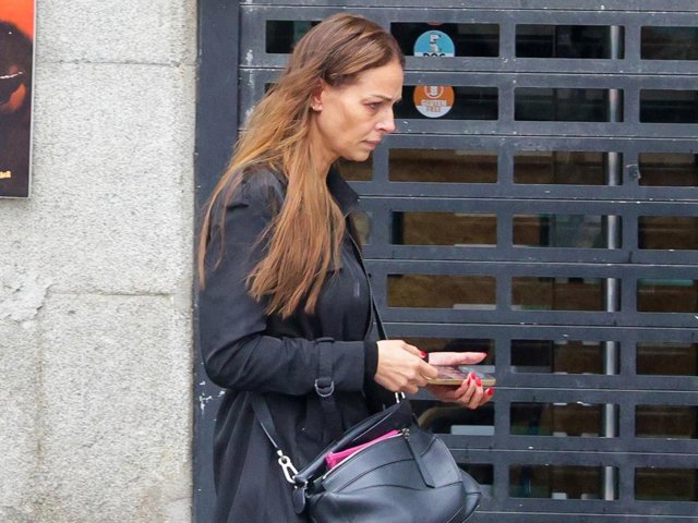 Eva González, cabizbaja por las calles de Madrid