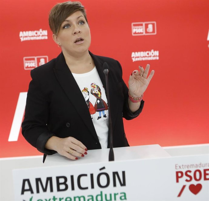 La portavoz del PSOE de Extremadura, Soraya Vega, en una rueda de prensa en la sede del partido.