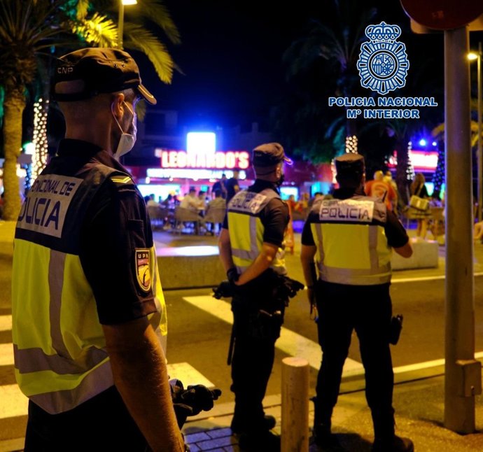 Archivo - Dispositivo policial en una zona de ocio nocturno de Tenerife