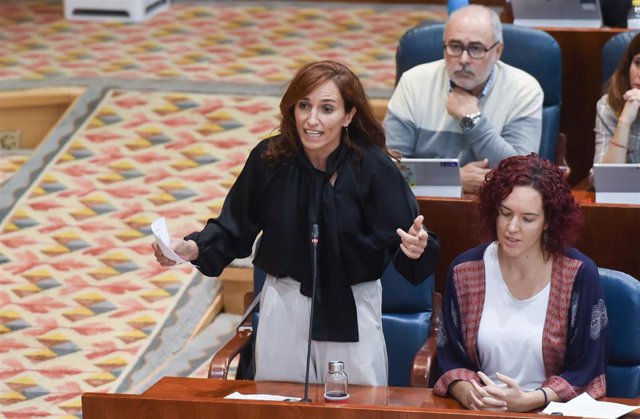 La portavoz de Más Madrid en la Asamblea de Madrid, Mónica García, interviene durante una sesión plenaria en la Asamblea de Madrid, a 20 de octubre de 2022, en Madrid (España). El Pleno de la Asamblea de Madrid centra su debate en la reapertura de los Ser