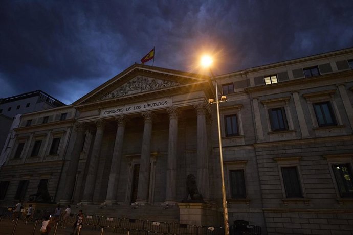 Archivo - Fachada del Congreso de los Diputados sin iluminación, a 2 de agosto de 2022, en Madrid (España). El Gobierno aprobó en el Consejo de Ministros de ayer un Plan de Choque de Ahorro y Gestión Energética en Climatización para reducir el consumo d