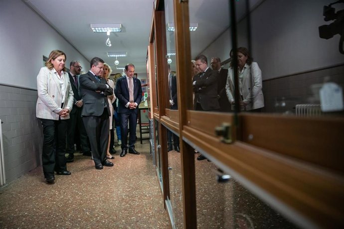 El presidente autonómico, Emiliano García-Page, inaugura en Guadalajara, la remodelación del IES Brianda de Mendoza.