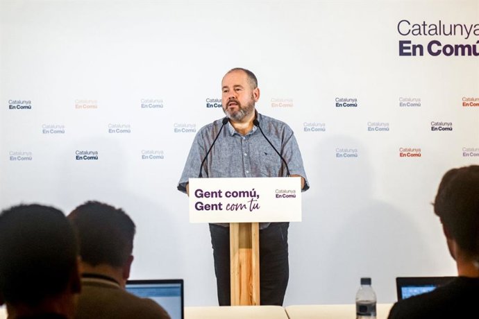 El portavoz de los comuns y diputado en el Congreso, Joan Mena, en rueda de prensa