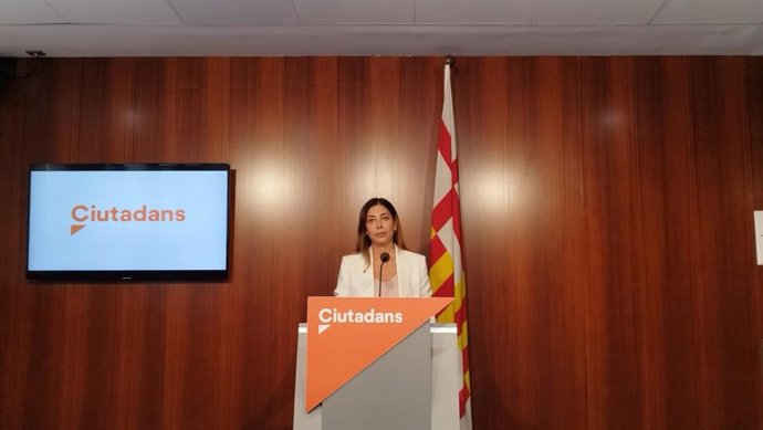 La hasta ahora presidenta del grupo municipal de Cs en el Ayuntamiento de Barcelona, Luz Guilarte, en rueda de prensa.