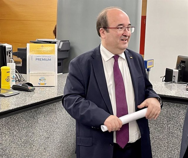 El ministro Miquel Iceta, en una oficina de Correos en Barcelona