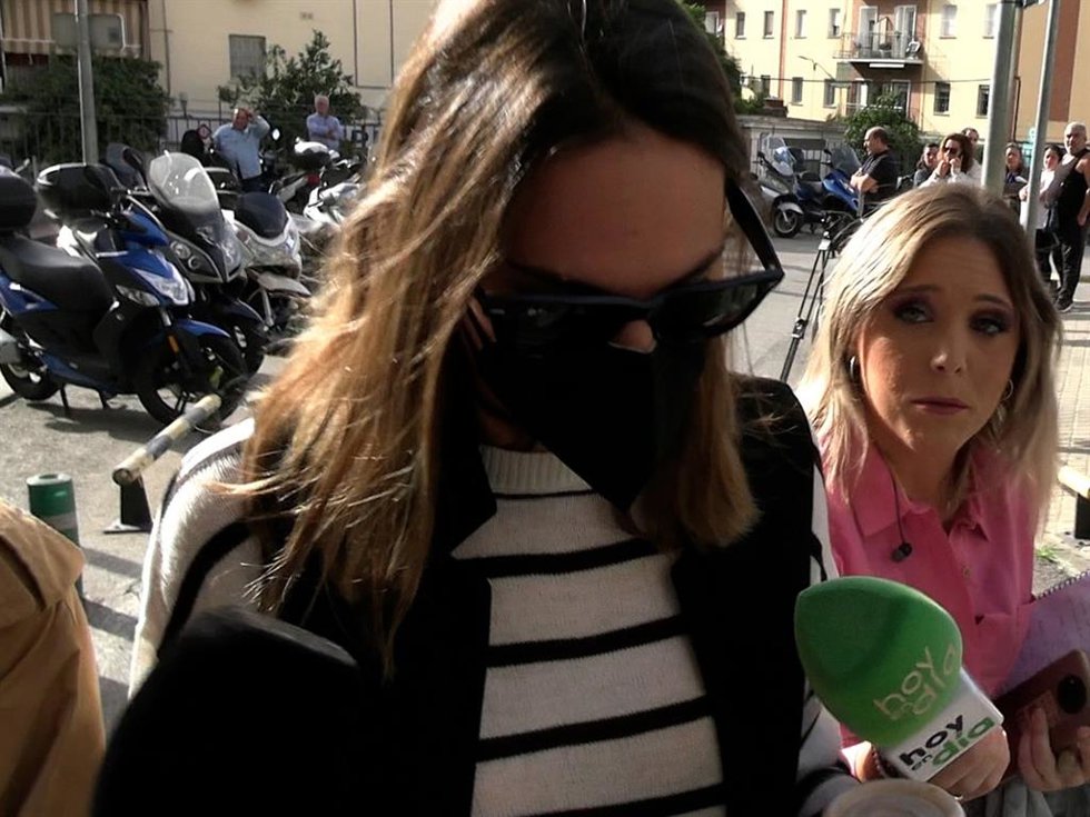 Irene Rosales a su llegada al hospital este lunes