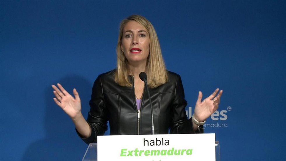 La presidenta del PP de Extremadura, María Guardiola, en rueda de prensa