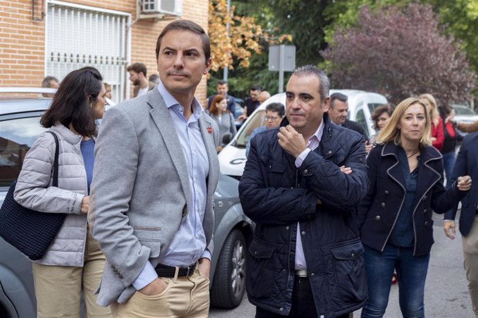 El secretario general del PSOE-M, Juan Lobato, junto con el alcalde de San Fernando de Henares, Javier Corpa.
