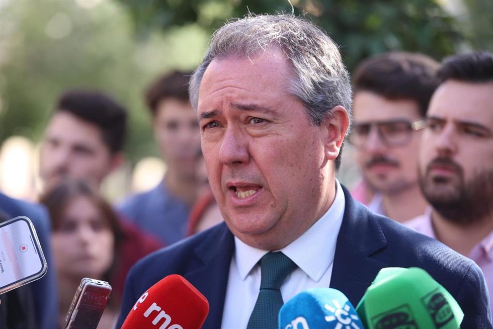 El secretario general del PSOE-A, Juan Espadas, atiende este lunes a los medios de comunicación, en Sevilla