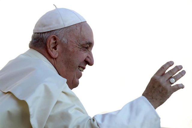 Archivo - 21 September 2022, Vatican, Vatican CIty: Pope Francis arrives to lead his Wednesday general audience at St. Peter's Square. Photo: Evandro Inetti/ZUMA Press Wire/dpa