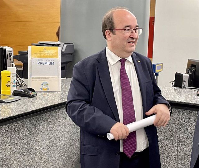 El ministre Miquel Iceta en una oficina de Correus a Barcelona
