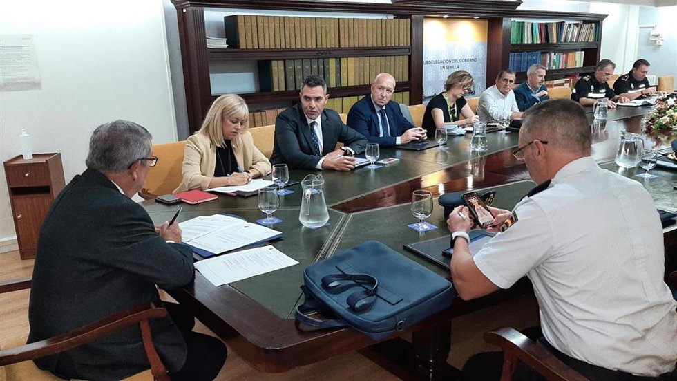 El subdelegado del Gobierno, Carlos Toscano, preside la reunión con fuerzas y cuerpos de seguirdad del Estado para detallar el operativo para el partido de Champions entre Sevilla y Copenhague.