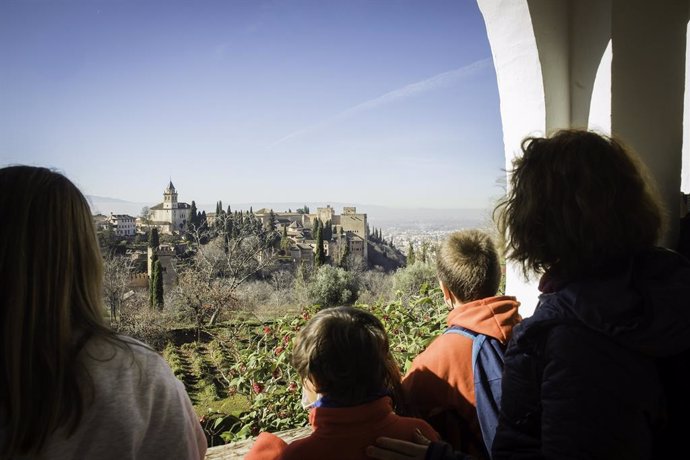 Archivo - Una familia visita la Alhambra (archivo).