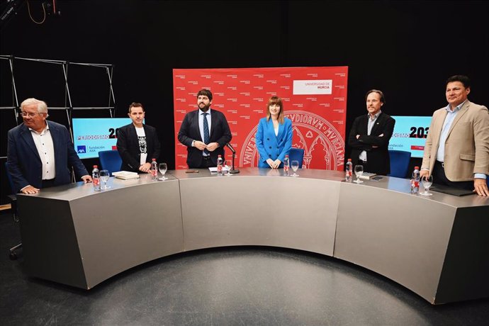 El presidente de la Comunidad, Fernando López Miras, durante la inauguración de la jornada 'Periodismo 2030: el periodismo que viene' que se celebra en el Campus de Espinardo de la Universidad de Murcia.