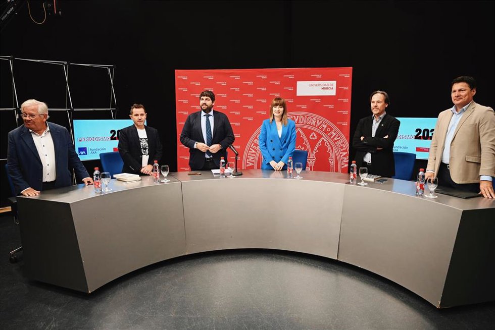 El presidente de la Comunidad, Fernando López Miras, durante la inauguración de la jornada 'Periodismo 2030: el periodismo que viene' que se celebra en el Campus de Espinardo de la Universidad de Murcia.