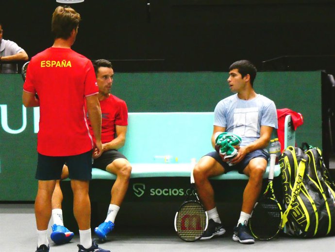 Archivo - Carlos Alcaraz tras su entrenamiento, a 14 de septiembre de 2022, en Valencia (España).