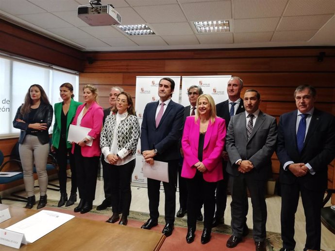 González Corral y Suárez-Quiñones en la reunión con los delegados territoriales de la Junta para preparar la Campaña de Riesgos Invernales 2022-2023