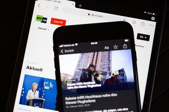 Archivo - Capturas de la cadena RT en un teléfono móvil y una tablet