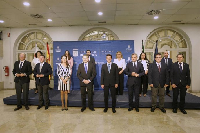 El consejero de la Presidencia, Interior, Diálogo Social y Simplificación Administrativa, Antonio Sanz (4i), y el presidente de la Diputación almeriense, Javier Aureliano García (4d) posan en una foto de grupo junto a los miembros de la Diputación