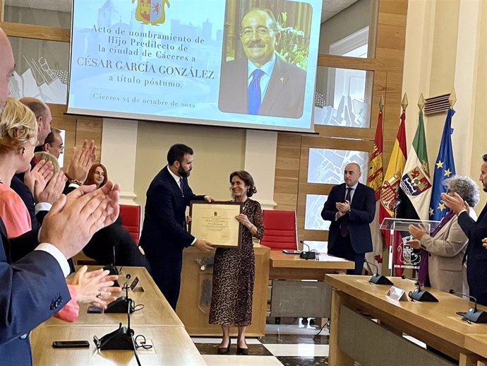 El alcalde de Cáceres y la viuda de César García, en el acto de nombramiento de hijo predilecto a título póstumo