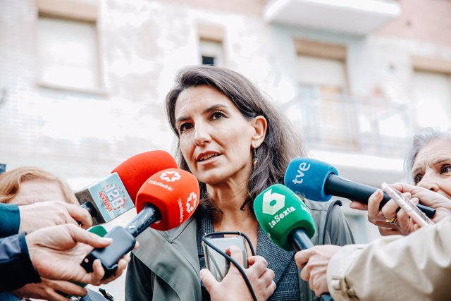 La portavoz de Vox en la Asamblea de Madrid, Rocío Monasterio, ofrece declaraciones a los medios de comunicación en su recorrido por las calles del barrio de Lavapiés, a 24 de octubre de 2022