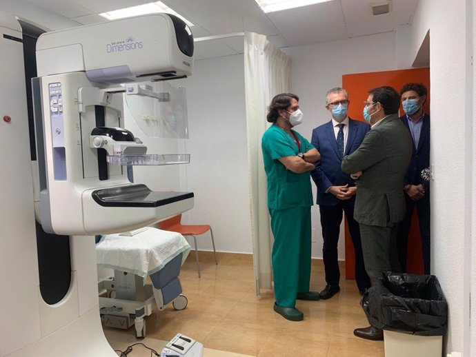 El consejero de Salud, Juan José Pedreño, visita la Unidad de Mama del área de salud III-Lorca