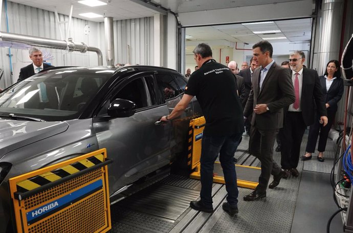 El presidente del Gobierno, Pedro Sánchez, visita Renault.