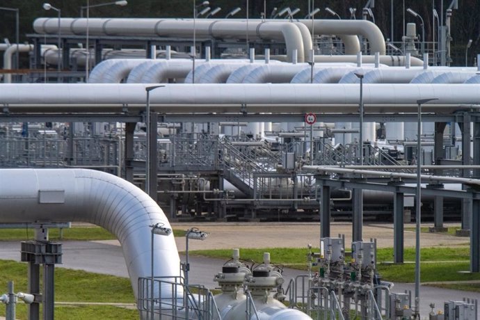 28 September 2022, Mecklenburg-Western Pomerania, Lubmin: Ageneral view of the pipe systems and shut-off devices at the gas receiving station of the Nord Stream 2 Baltic Sea pipeline and the transfer station of the Eugal gas pipeline (foreground -Europ