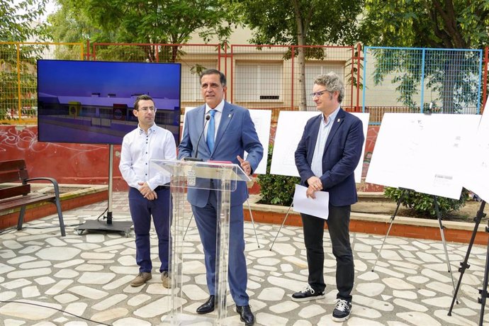 El alcalde de Murcia, José Antonio Serrano, acompañado por el concejal de Educación, Antonio Benito, presentan el proyecto