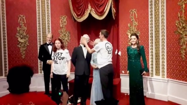 Activistas climáticos lanzan una tarta a la figura de cera del rey Carlos III en Londres
