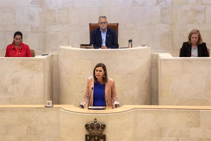 La consejera de Presidencia, Paula Fernández, defiende la ley de creación del Instituto Cántabro de Administración Pública 'Rafael de la Sierra' en el Parlamento