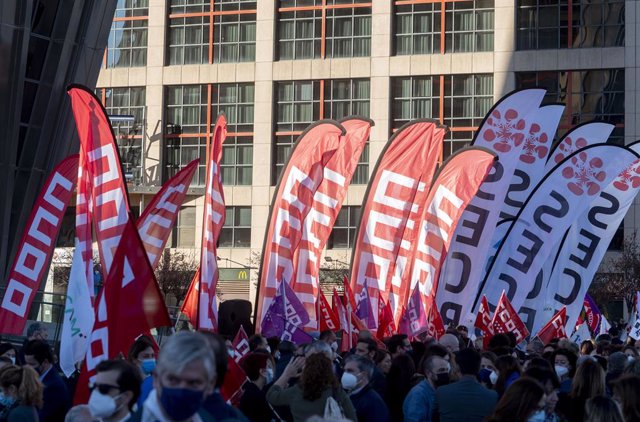 Archivo - Un grupo de personas pertenecientes a los sindicatos CCOO, UGT y SECB en una movilización de trabajadores de CaixaBank frente a las Torres Kio, a 22 de febrero de 2022, en Madrid (España).