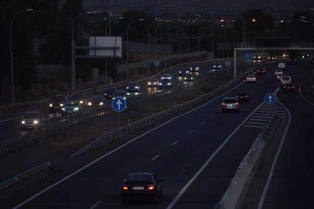 Archivo - Una fila de vehículos en la carretera A3 desde el kilómetro 19