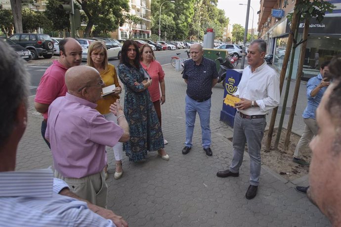 José Luis Sanz, candidato del PP a la Alcaldía de Sevilla, primero por la derecha, con vecinos de El Porvenir, en foto de archivo.