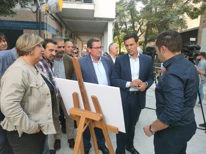 El alcalde de Granada, Francisco Cuenca, segundo por la derecha, en una visita a la barriada de La Paz con el presidente de la Diputación, José Entrena, a su izquierda