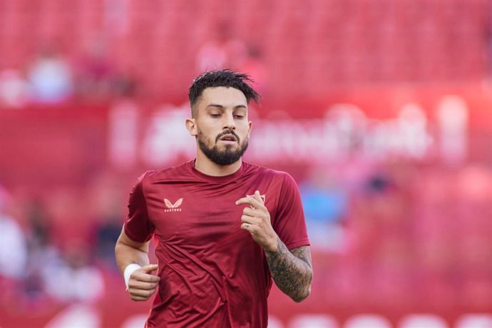 El jugador del Sevilla FC Alex Telles, durante un calentamiento.