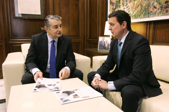 El consejero de la Presidencia, Interior, Diálogo Social y Simplificación Administrativa, Antonio Sanz (i) junto al presidente de la Diputación almeriense, Javier Aureliano García (d), este lunes durante su visita institucional a la Diputación de Almerí