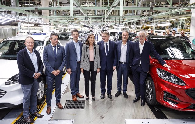 La ministra de Industria, Comercio y Turismo, Reyes Maroto, acompañada del 'president' de la Generalitat, Ximo Puig, visita las instalaciones de la fábrica de Ford en Almussafes