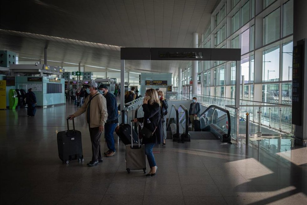 Archivo - Varios pasajeros con maletas en el aeropuerto de El Prat, a 19 de noviembre de 2021, en Barcelona, Cataluña (España). El aeropuerto de la red Aena es el primer aeropuerto en extensión y tráfico de Cataluña y el segundo aeropuerto con mayor trá