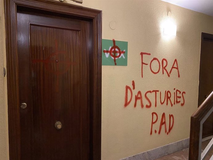 Pintadas amenazantes en la sede de Vox Asturias.