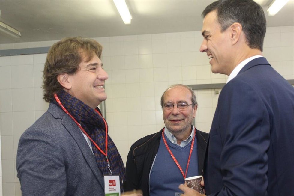 Archivo - Javier Ayala, alcalde de Fuenlabrada, junto a Pedro Sánchez, presidente del Gobierno en una imagen de archivo.