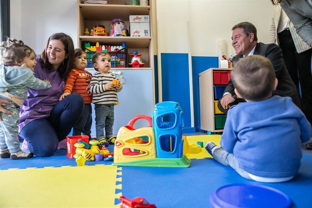 El presidente autonómico, Emiliano García-Page, inaugura en Humanes, el nuevo edificio de la Escuela Infantil de la localidad.